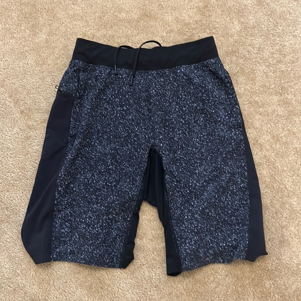 Lululemon T.H.E. Short Linerless 11" mens size small.